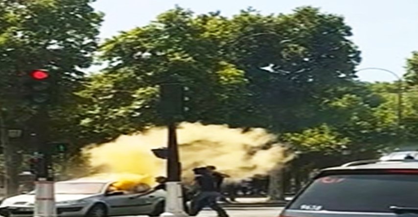 TERORIZAM Autom punim eksploziva zabio se u policijski kombi u centru Pariza